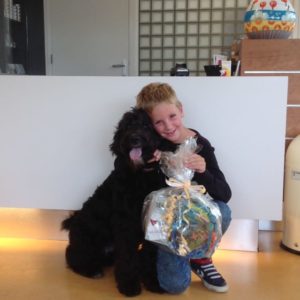 Hond Willem met zijn baasje Daan kwamen de prijs samen ophalen.